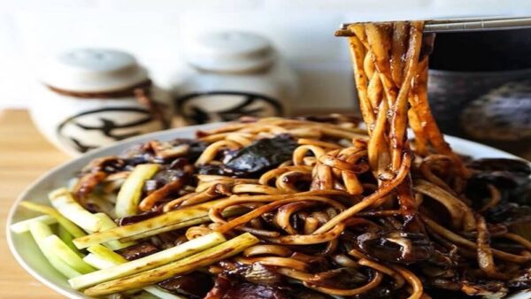 37. Wok Húsos Hoi Sin Zöldségekkel És Rizzsel Tálalva
